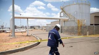 Oil production facility in Paloch, S Sudan (5 May 2013)