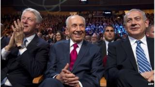Israeli President Shimon Peres (centre) with former US President Bill Clinton (left) and Israeli Prime Minister Benjamin Netanyahu (right), 18 June 2013
