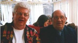 Gordon Williams ar y dde gyda'i frawd yng nghyfraith, Mick Godden.