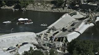 Divers during recovery efforts following the 35W bridge collapsed in Minneapolis 3 August 2007
