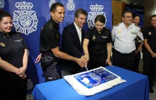 Spanish police celebrate their 500,000th follower on Twitter