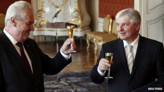 President Milos Zeman (L) and Jiri Rusnok (25 June 2013)