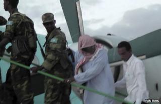 Sheikh Hassan Dahir Aweys boards a plane in Adado with Somali government soldiers, 29 June