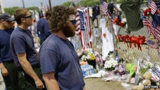 Firefighters at a makeshift memorial in Prescott, Arizona (4 July 2013)