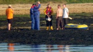 Thorness beach dinghy rescue