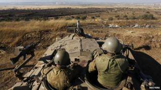 Israeli soldiers in a tank near the Syrian border (10 July 2013)