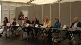 Grŵp Gorchwyl a Gorffen yr Eisteddfod (chw i'r dde): Sian Eirian; Eirlys Pritchard Jones; John Pritchard; Roy Noble; Nia Parry; Sioned Wyn Roberts; Yr Arglwydd Dafydd Elis-Thomas AC