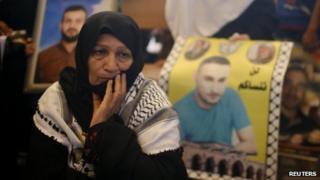 A Palestinian woman takes part in a protest calling for the release of Palestinian prisoners from Israeli jails, in Gaza City August 12, 2013.