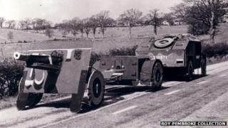 Replica QUAD artillery tractor with 25 pound artillery gun