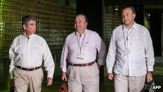 Gen Jorge Enrique Mora Rangel (left), Luis Carlos Villegas, and Gen Oscar Naranjo in Havana, Cuba on 23 August 2013