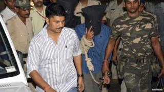 Yasin Bhatkal (C, in blue), the key operative of the Indian Mujahideen militant group, is taken to a court in the eastern Indian state of Bihar August 29, 2013.