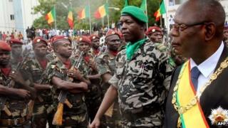 Malian new President Ibrahim Boubacar Keita (R) arrives to pay his respects in front of the Independence Monument after taking the oath of office on 4 September 2013