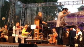 Zubin Mehta in rehearsal at the Shalimar Gardens