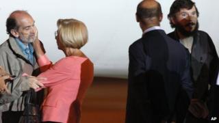 Italian journalist Domenico Quirico, left, Italian Foreign Minister Emma Bonino (second left) and Pierre Piccinin (right) at a military airport at Ciampino, Italy (9 Sept 2013)
