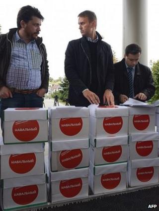 Alexei Navalny delivering boxes full of complaints of vote fraud to Moscow city court