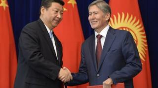 Chinese President Xi Jinping (L) meets discussed bilateral issues with his Kyrgyz counterpart Almazbek Atambayev ahead of the Shanghai bloc meeting