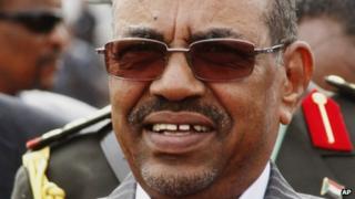 Sudanese President Omar al-Bashir waits for the arrival of South Sudanese President Salva Kiir at Khartoum airport in Khartoum, Sudan, Tuesday, 3 September, 2013.