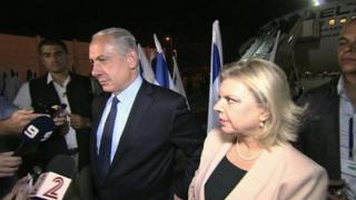 Israel PM Benjamin Netanyahu with his wife Sara at Ben Gurion airport (28 Sept)