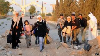 People flee besieged suburbs of Damascus (13 October 2013)