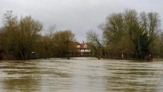 Sonning Bridge flooding