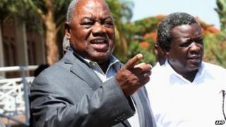 Former Zambia President Rupiah Banda talks to sympathisers outside the Lusaka magistrate court on 5 November 2013