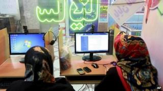 Iranian women surf the internet at a cafe in Tehran (17 September 2013)