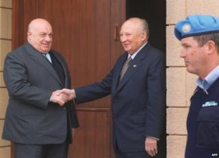 Glafcos Clerides (right) shakes hands with Rauf Denktash near Nicosia, 4 December 2001