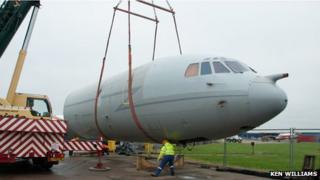 VC10 being lifted on to a lorry