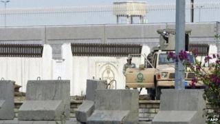 Saudi security forces deployed outside US consulate in Jeddah (7 December 2004)