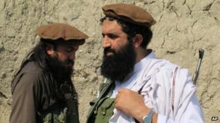 Pakistani Taliban spokesman Shahidullah Shahid (right)