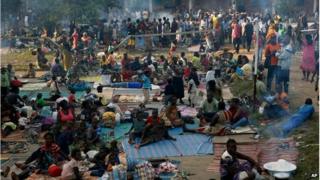 Internally displaced people gather in the Don Bosco Center outside Bangui (7 Dec 2013)
