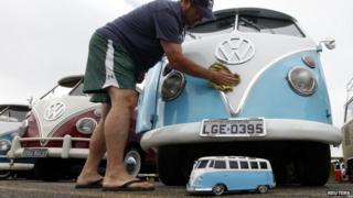 Man washing Volkswagen Kombi