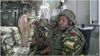 Burundian soldiers are flown to the CAR on a US plane (13 Dec 2013)
