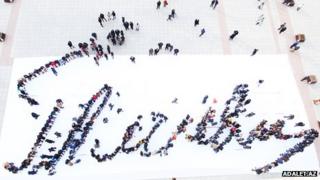 Flash mob recreates ex-president's signature