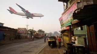 Air India passenger plane flies low over Jari Mari slum, Mumbai