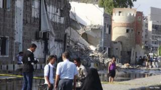 Aftermath of the suicide car bomb attack on the security forces' headquarters in Yemen's southern city of Aden (31 December 2013)