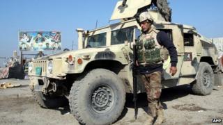 Iraqi soldiers monitor checkpoint west of Baghdad. 6 Jan 2014