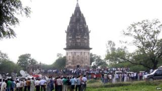 Indian onlookers watch as a team from state archaeological survey of India dig at the Raja Rao Ram Bux Singh temple at Daudiakala Khera village in the northern state of Uttar Pradesh October 18, 2013