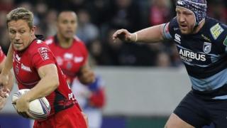 Jonny Wilkinson yn cael ei daclo gan un o'r Gleision