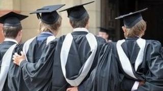Myfyrwyr wedi graddio