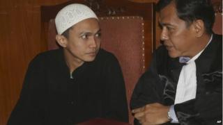 Islamist militant Sigit Indrajit, left, talks to his lawyer Akhyar, during his sentencing proceeding at a district court in Jakarta, Indonesia, 21 January 2014