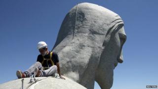 A worker inspects the Christ the Redeemer statue (21 January 2014)