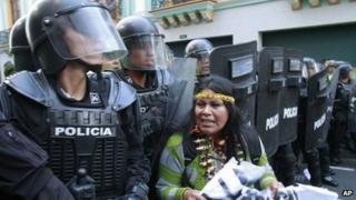 Ecuadorean police in Quito demo, 27 Aug 13