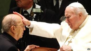 Father Maciel (left) and Pope John Paul