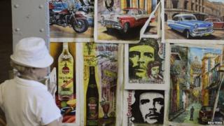 Tourist looks at art works at an artisans' fair in Havana (9 October 2013)