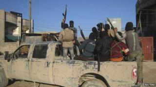Masked gunmen patrol Falluja (8 February 2014)