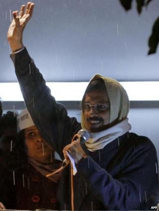 Arvind Kejriwal waves to supporters in Delhi (14 Feb)