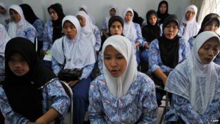 Indonesian women undergo training for domestic service in Saudi Arabia (2010)