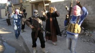 Militants on patrol in Fallujah (12 February 2014)