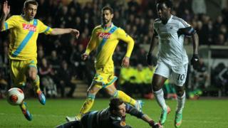 Arbed ergyd Wilfried Bony